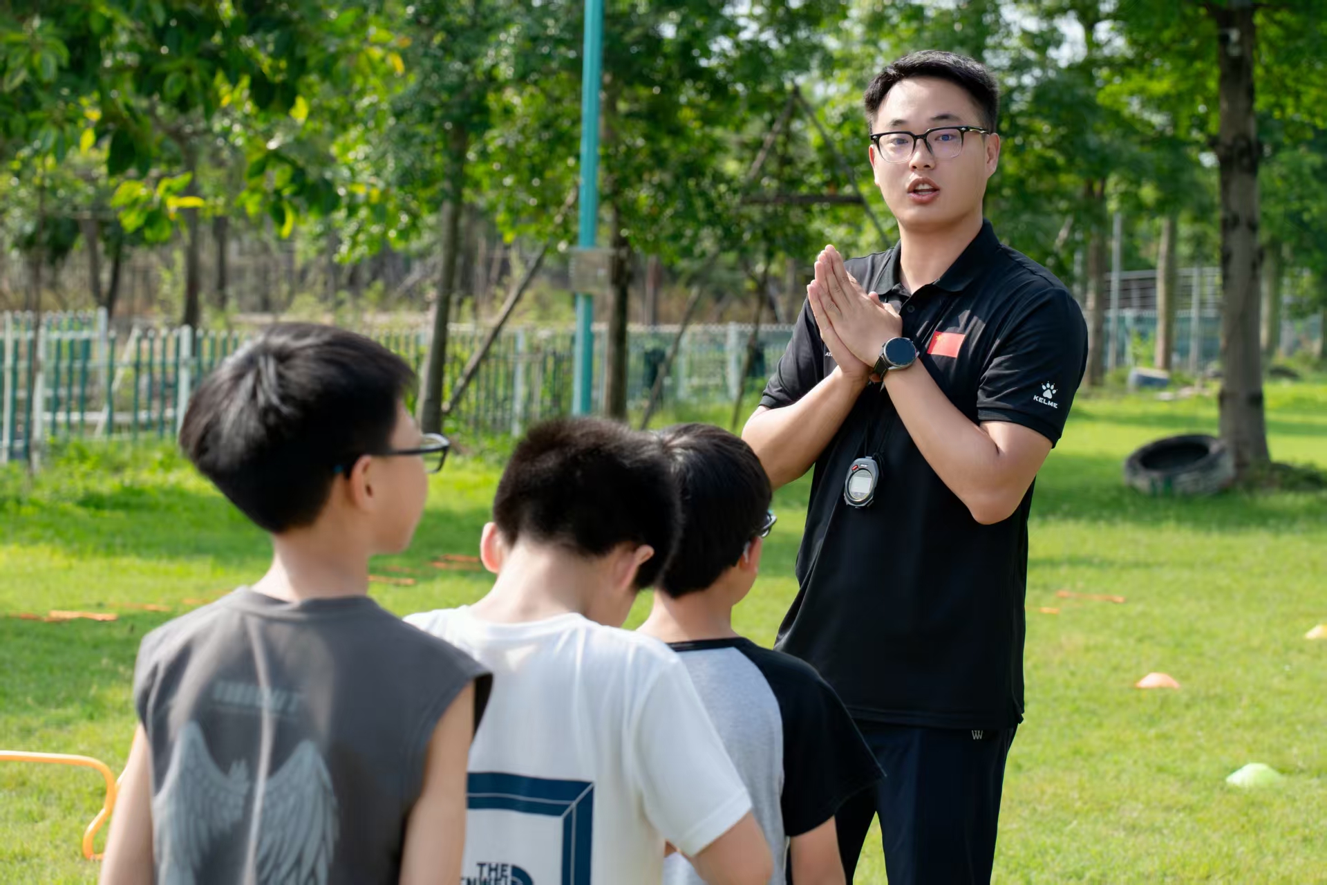历史训练照片,一名教练在户外面对几名学员进行讲解