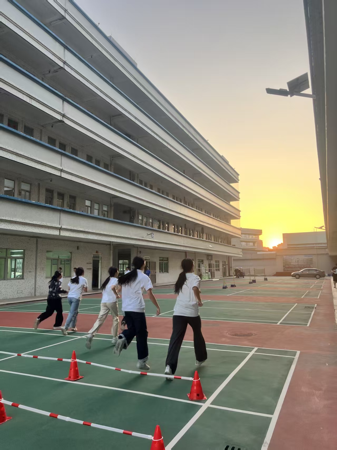 集体跑动现场,多名参与者在室外场地进行练习
